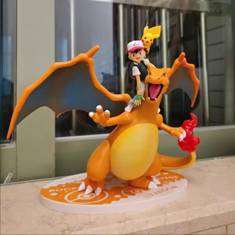 Figura Charizard con Ash y Pikachu 16cm